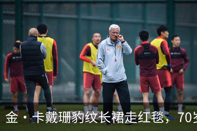 金·卡戴珊豹纹长裙走红毯，70岁妈妈穿泰勒同款抢镜